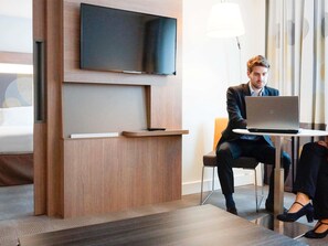 Suite, 1 grand lit et 1 canapé-lit | Literie de qualité supérieure, minibar, coffres-forts dans les chambres