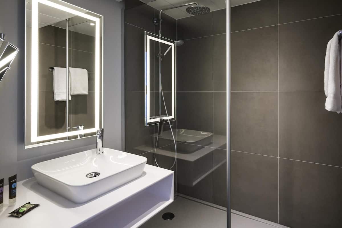 Hochwertige Bettwaren, Minibar, Zimmersafe, Schreibtisch