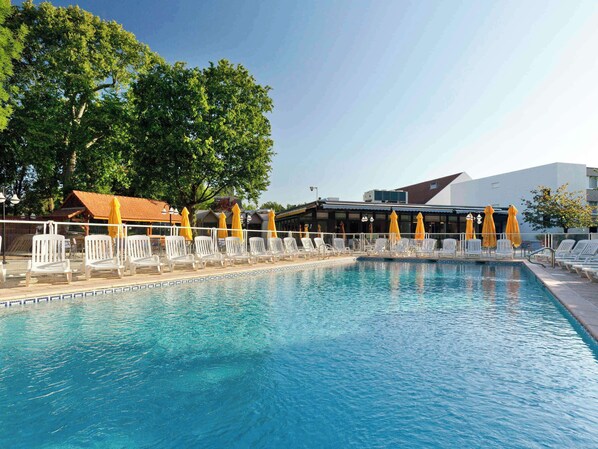 Una piscina al aire libre