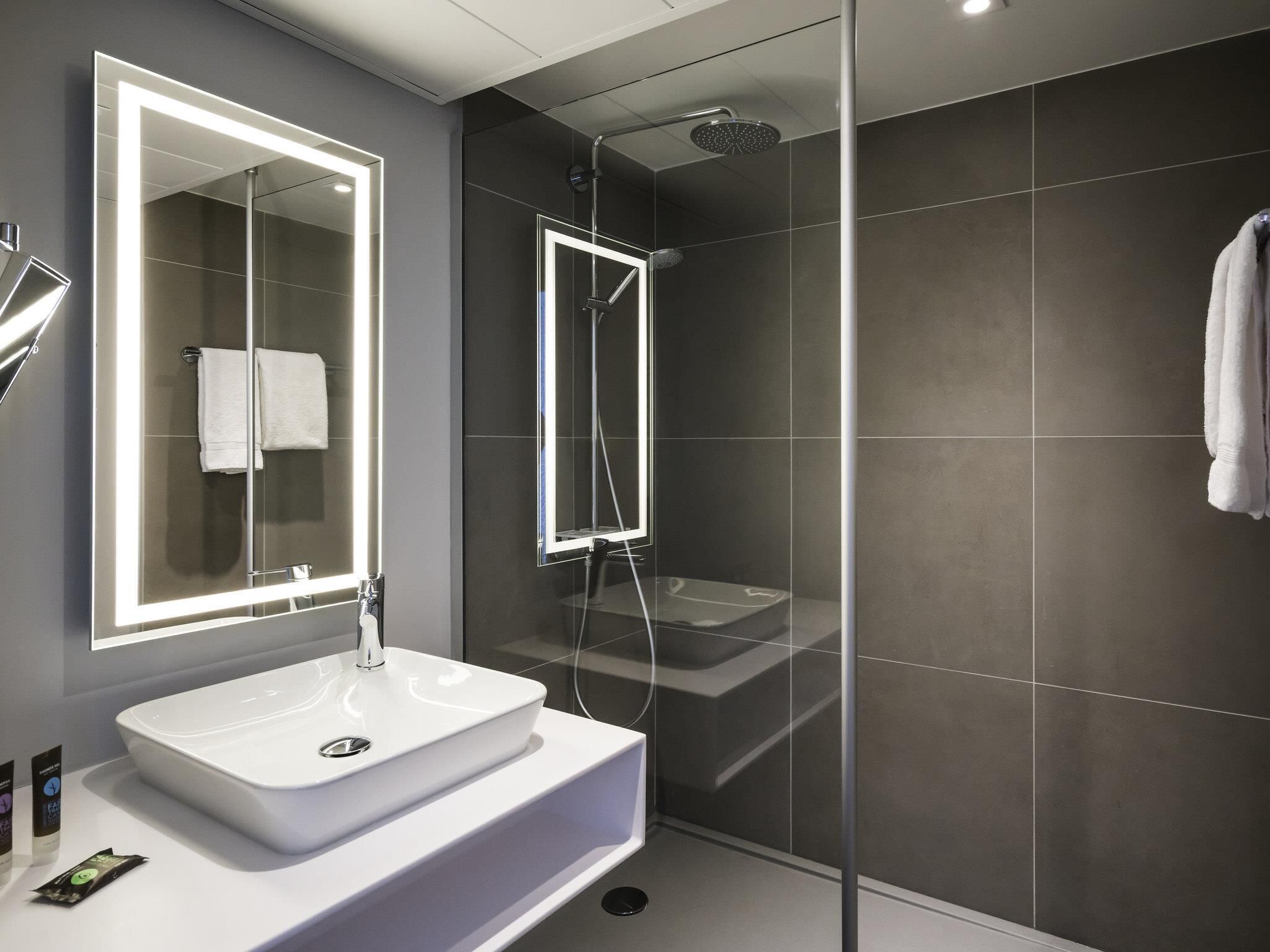 Sengetøy av topp kvalitet, minibar, safe på rommet og skrivebord