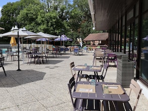 Ranskalainen keittiö, näkymät uima-altaalle