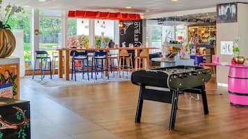 Spécialités Cuisine française, vue sur la piscine