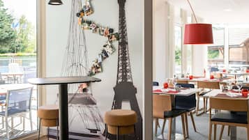 Franse gerechten, uitzicht op het zwembad