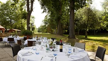 Französische Küche, Blick auf den Pool