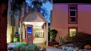 Welcome to Novotel Saclay, where a beautiful entrance sets the tone for a relaxing stay.