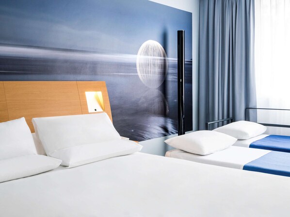 Habitación clásica, varias camas | Ropa de cama de alta calidad y minibar 