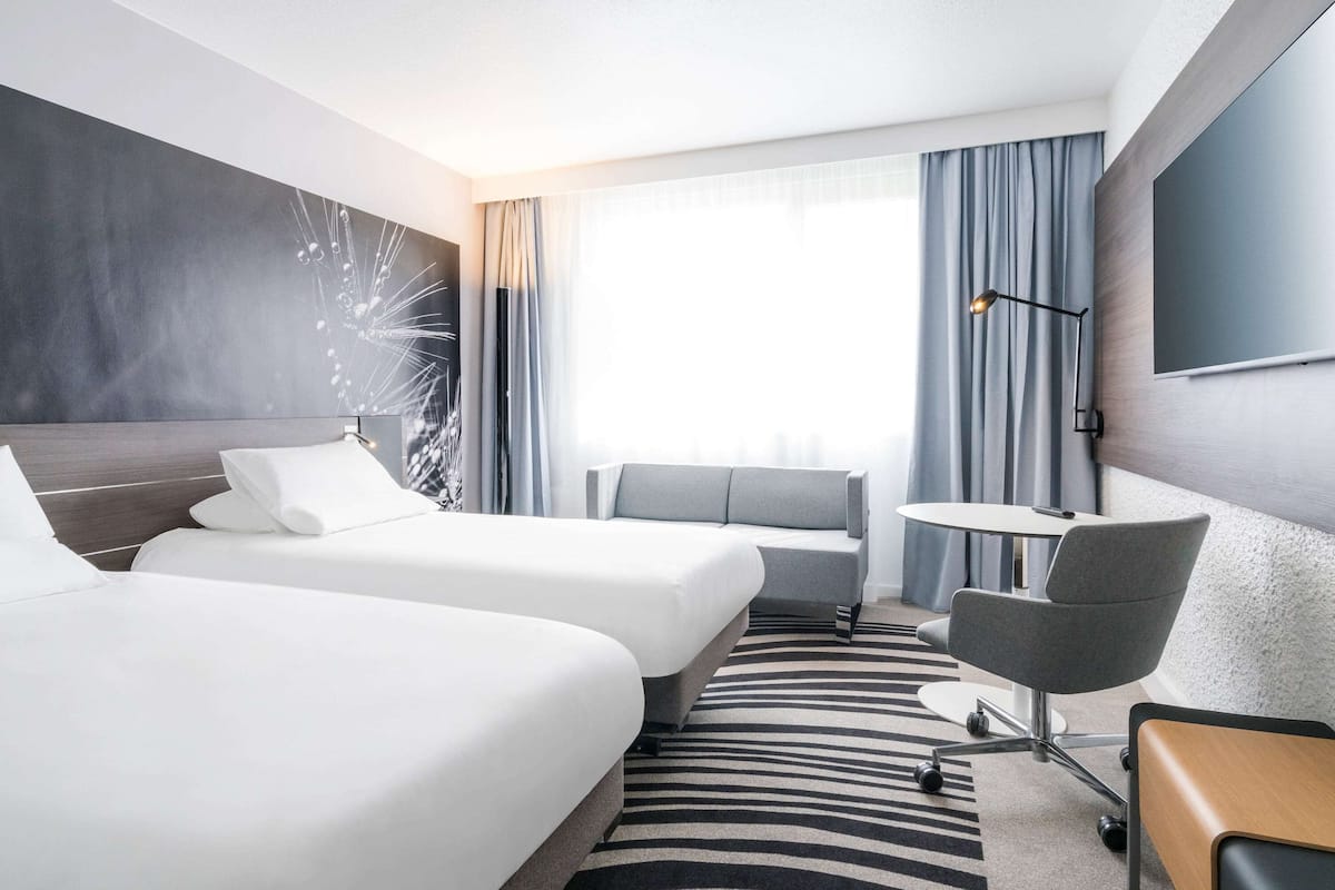 Classic Room, 2 Twin Beds | Premium bedding, minibar, in-room safe, desk