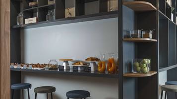 Tägliches kontinentales Frühstück (18 EUR pro Person)