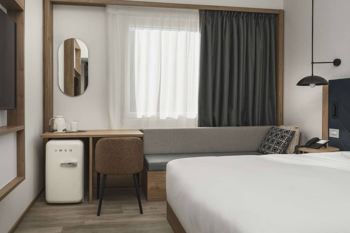 Minibar, Zimmersafe, Schreibtisch, schallisolierte Zimmer