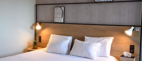 Habitación, 1 cama matrimonial, con acceso para personas discapacitadas | Caja de seguridad en la habitación, escritorio y insonorización