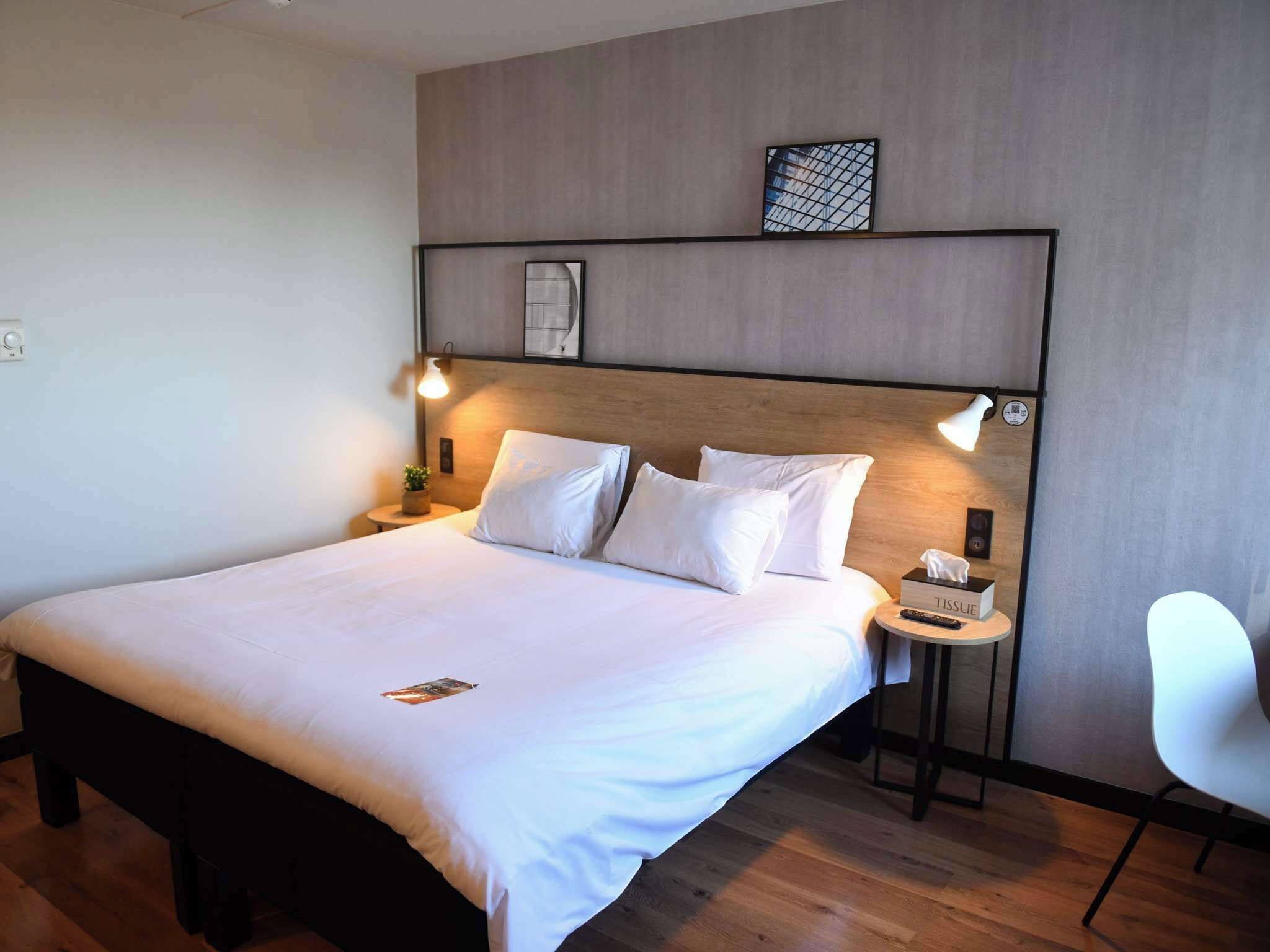 Habitación, 1 cama matrimonial, con acceso para personas discapacitadas | Caja de seguridad en la habitación, escritorio y insonorización 