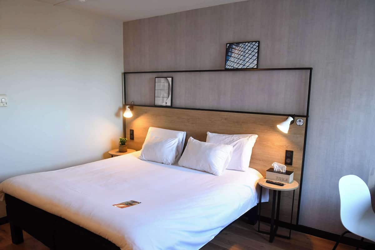 Habitación, 1 cama matrimonial, con acceso para personas discapacitadas | Caja de seguridad en la habitación, escritorio y insonorización