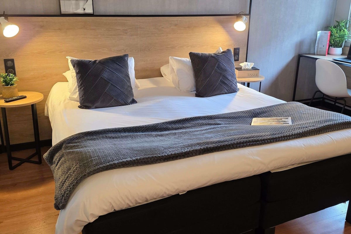 Habitación estándar, varias camas | Caja de seguridad en la habitación, escritorio y insonorización