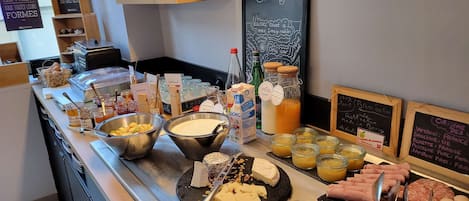Daily buffet breakfast (EUR 12.90 per person)