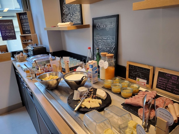 Petit déjeuner buffet (12.90 EUR par personne)