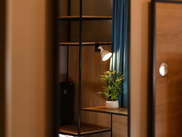 객실 내 금고, 책상, 방음 설비, 다리미/다리미판