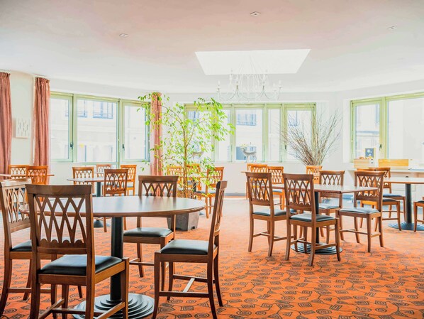 Bữa sáng buffet hàng ngày (12.90 EUR/mỗi người) 