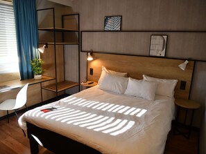 Quarto standard, 1 cama de casal | Cofres nos quartos, escrivaninha, quartos à prova de som