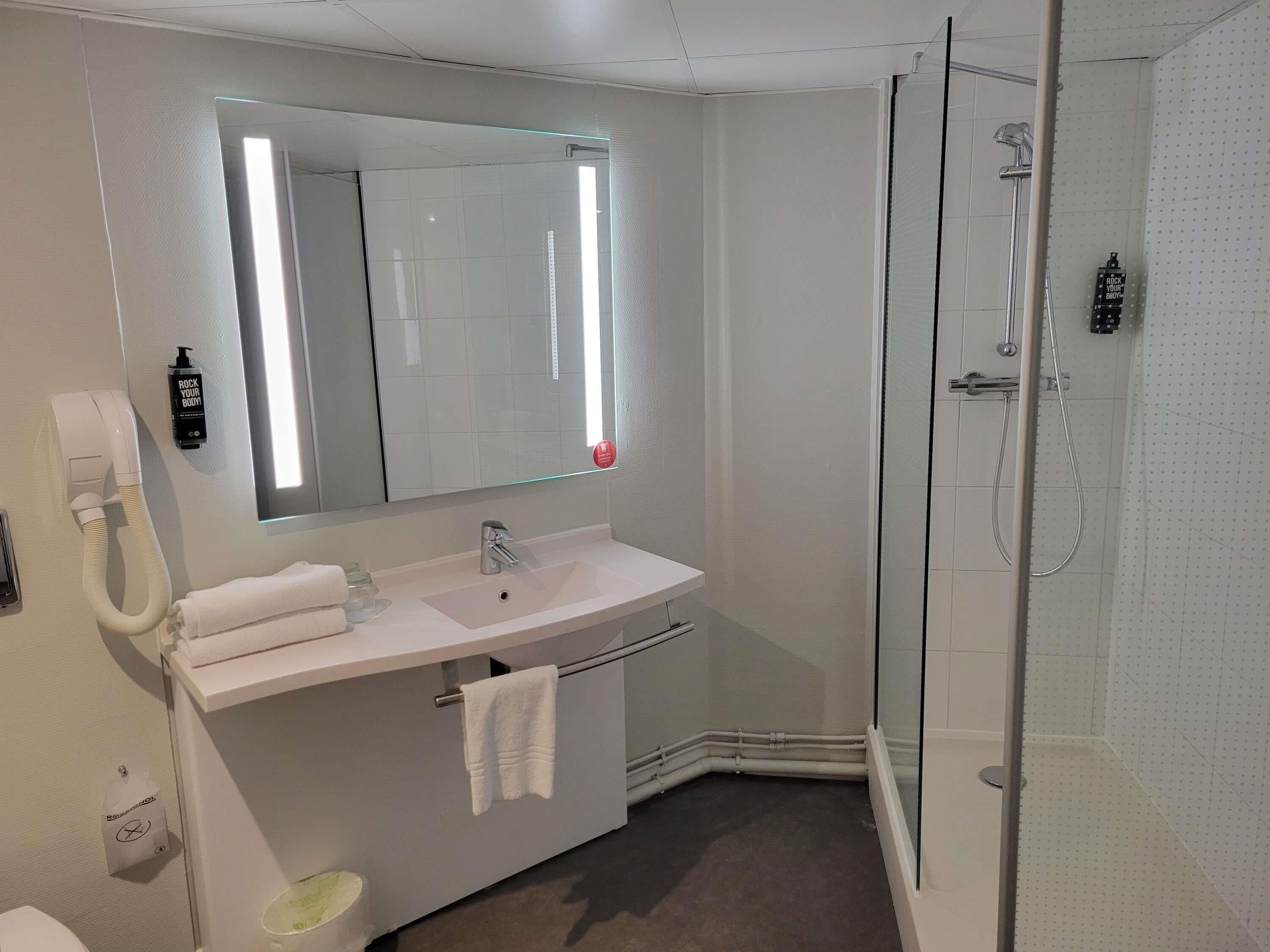 Standard Room, 1 Double Bed | In-room safe, desk, soundproofing, iron/ironing board