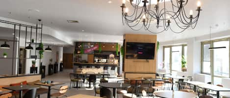 Desayuno buffet (EUR 13.90 por persona)