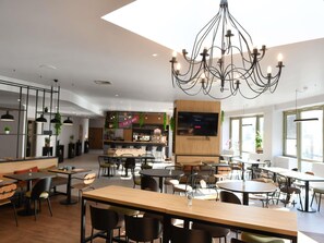 Daily buffet breakfast (EUR 13.90 per person) - ibis Chateauroux (Chateauroux)