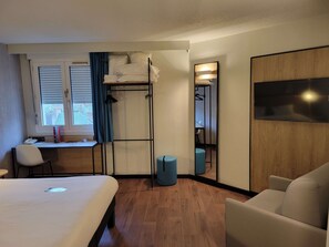 Quarto standard, 1 cama de casal | Cofres nos quartos, escrivaninha, quartos à prova de som