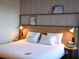 Cofres nos quartos, escrivaninha, quartos à prova de som