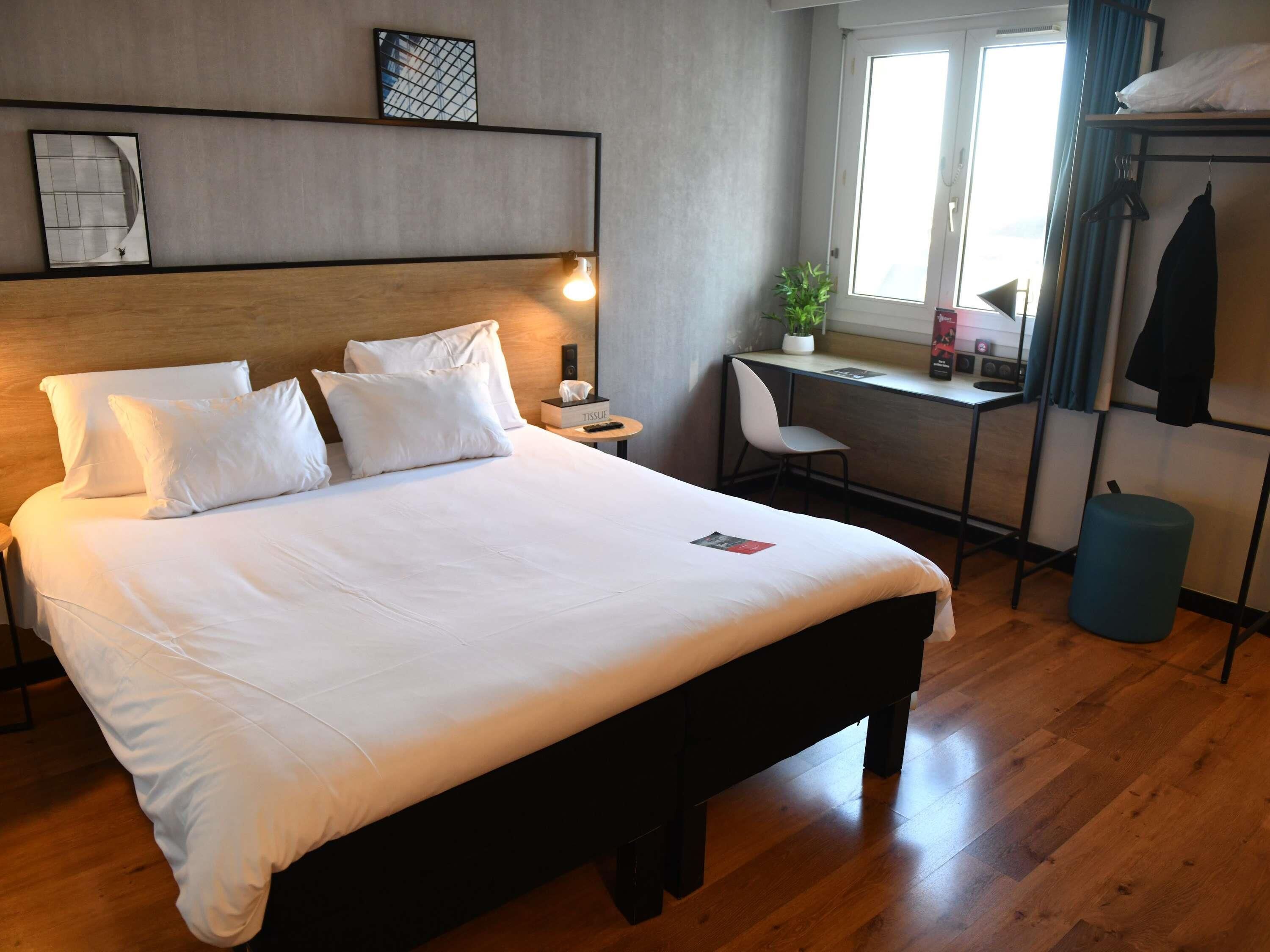 Caja de seguridad en la habitación y escritorio 