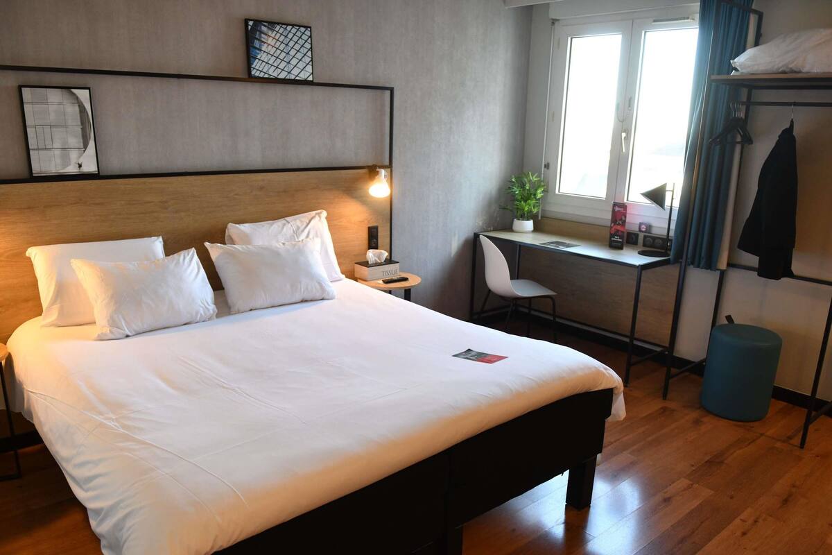 In-room safe, desk, soundproofing, iron/ironing board (on request)
