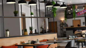 TĂ€gliches FrĂŒhstĂŒcksbuffet (13.90 EUR pro Person)