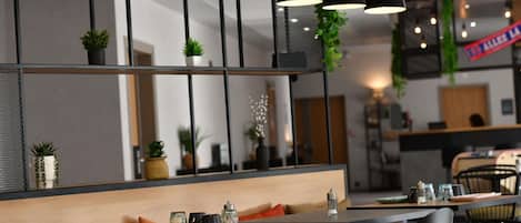 Desayuno buffet (EUR 13.90 por persona)