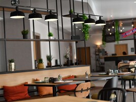 Desayuno buffet diario (EUR 13.90 por persona)