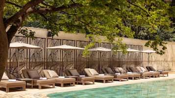 Una piscina techada, una piscina al aire libre de temporada