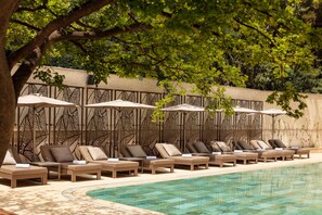 Una piscina cubierta, una piscina al aire libre de temporada