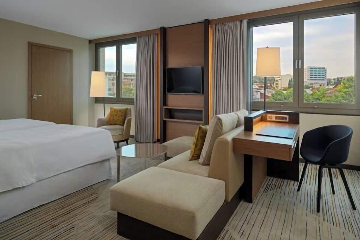 Ropa de cama de alta calidad, minibar, caja fuerte y escritorio