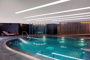 室内游泳池，季节性开放的室外游泳池，08:00 至 22:00 开放, 收费帐篷屋, 池畔遮阳伞