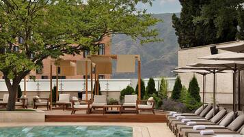 Una piscina cubierta, una piscina al aire libre de temporada