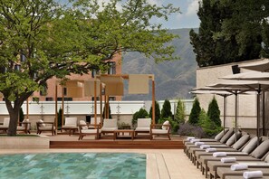 Indoor pool, seasonal outdoor pool, cabanas (surcharge), pool umbrellas - Sheraton Grand Tbilisi Metechi Palace (Tbilisi)