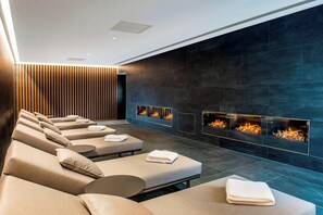 Salas de tratamiento para parejas, un sauna, una bañera de hidromasaje