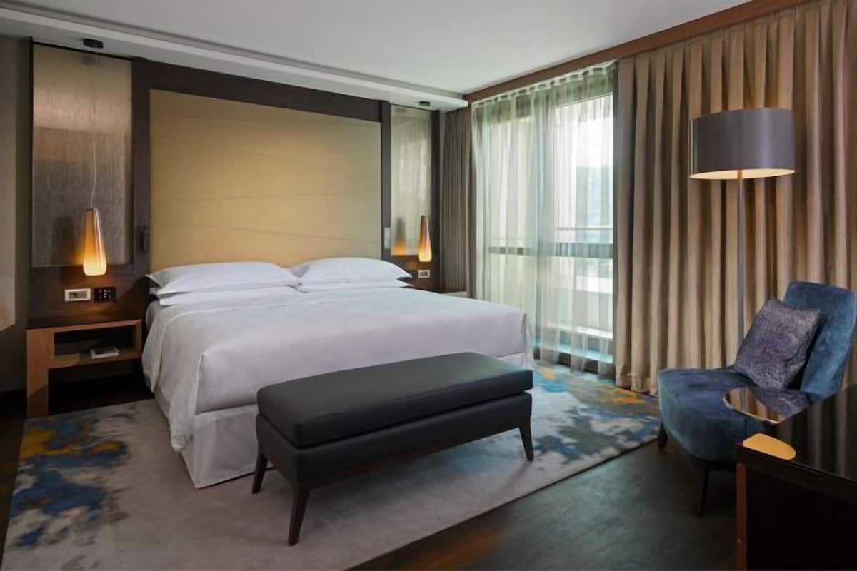 Ropa de cama de alta calidad, minibar, caja fuerte y escritorio