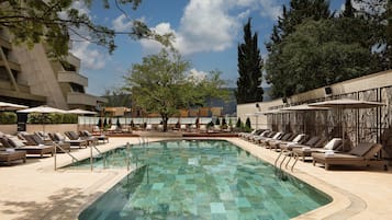 Piscina interna, piscina externa sazonal, barracas, guarda-sóis