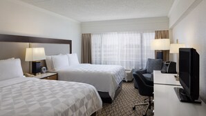 A hotel room with two beds, a desk with a TV, and a chair. - Holiday Inn Clark - Newark Area by IHG (Clark)
