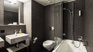 Design Plus | Badkamer | Milieuvriendelijke toiletartikelen, een haardroger, handdoeken