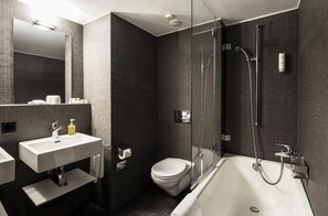 Design Plus | Bathroom | Eco-friendly toiletries, hair dryer, towels - Altstadt Hotel (Zürich)