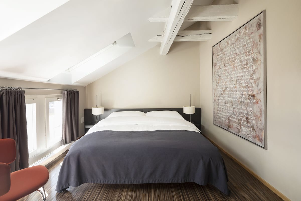Attic Design | Allergitestade sängkläder, minibar och värdeförvaringsskåp på rummet