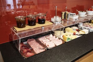 Dagelijks ontbijtbuffet (CHF 15 per persoon)