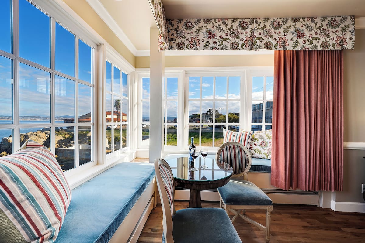 Deluxe Room, 1 King Bed, Fireplace, Corner (Ocean)
