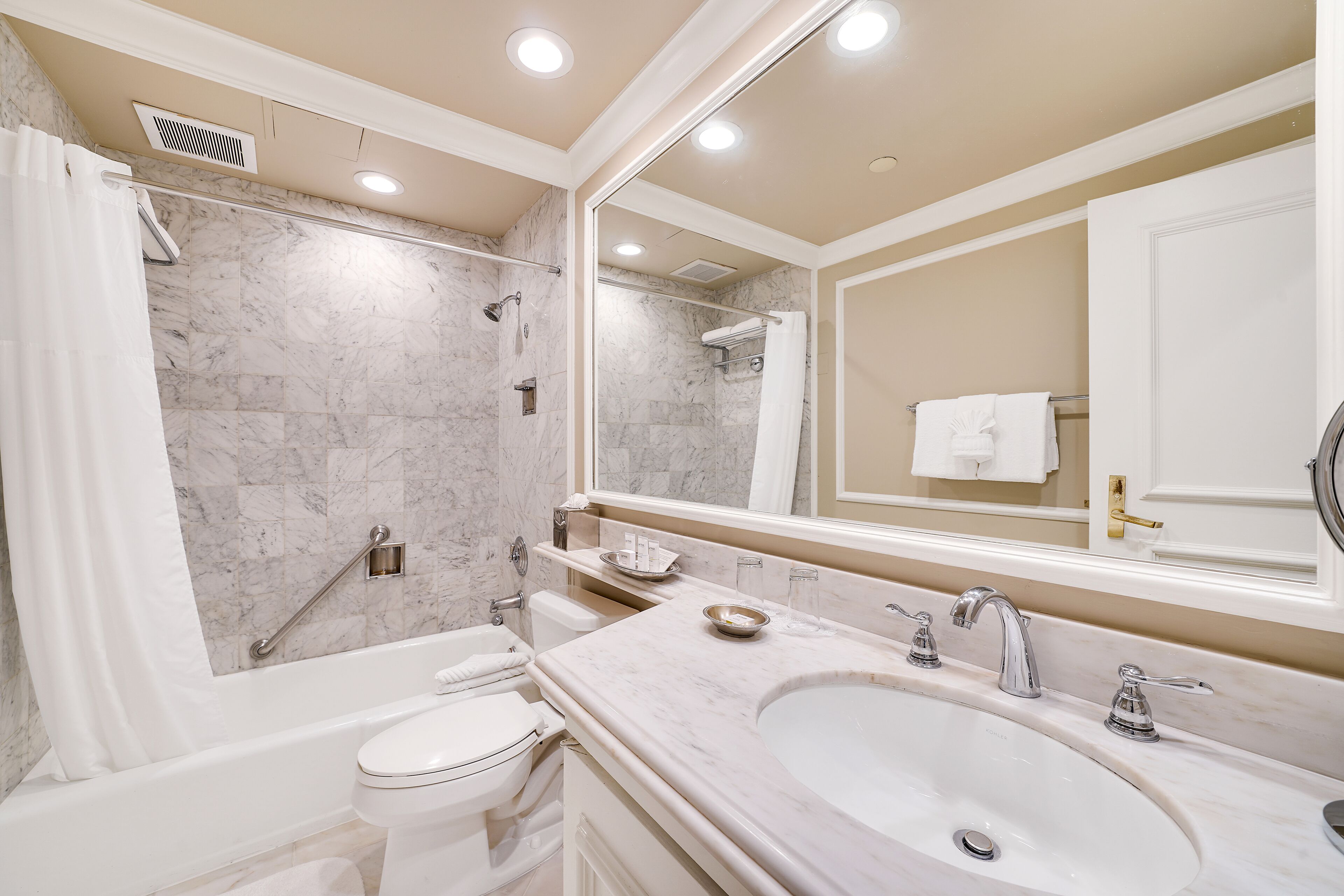 deluxe room, 1 king bed, fireplace, corner (ocean) | bathroom | combined shower/bathtub, designer toiletries, hair dryer, bathrobes