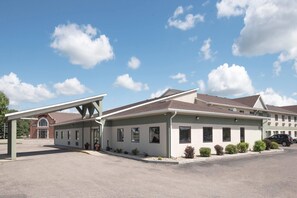 Exterior - Days Inn by Wyndham Watertown (Watertown)