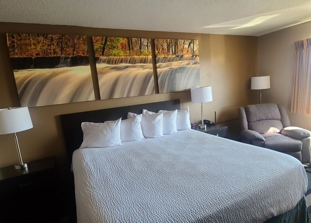 standard room, 1 king bed | in-room safe, desk, free cots/infant beds, rollaway beds